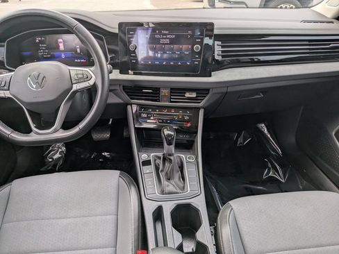 Used 2025 Volkswagen Jetta SE FWD image 14