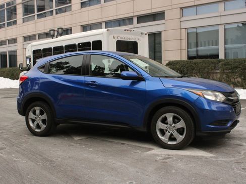 Used 2018 Honda HR-V LX image 2