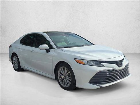 Used 2019 Toyota Camry XLE FWD image 3