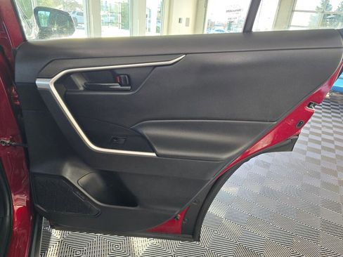 Used 2021 Toyota RAV4 LE image 39