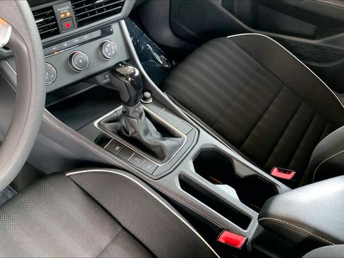 Used 2022 Volkswagen Jetta Sport image 17