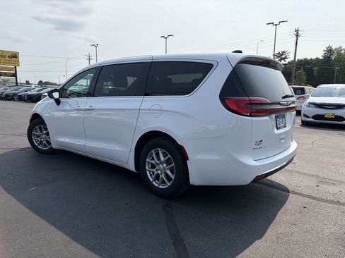 Used 2025 Chrysler Pacifica Select FWD image 4