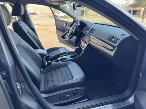 Used 2015 Volkswagen Passat TDI SEL Premium image 26