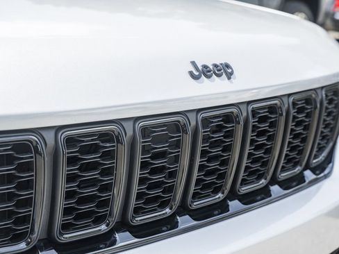 Used 2024 Jeep Grand Cherokee Altitude image 11