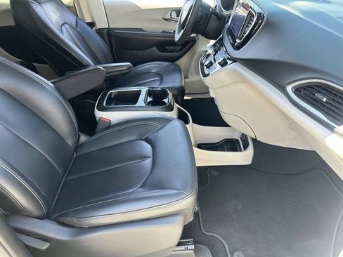 Used 2024 Chrysler Pacifica Touring-L FWD image 12