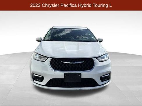 Used 2023 Chrysler Pacifica Touring-L FWD image 2