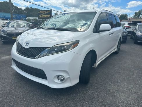 Used 2017 Toyota Sienna SE image 7