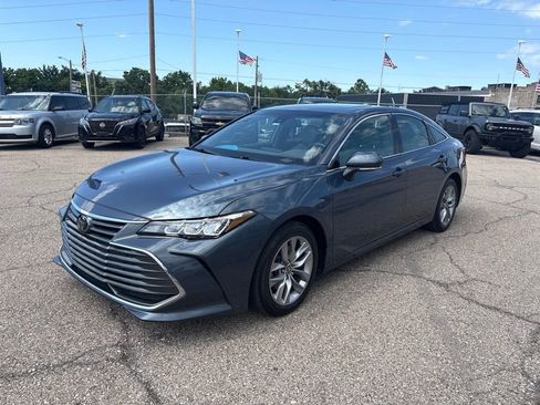 Used 2022 Toyota Avalon XLE w/ Moonroof Package FWD image 3