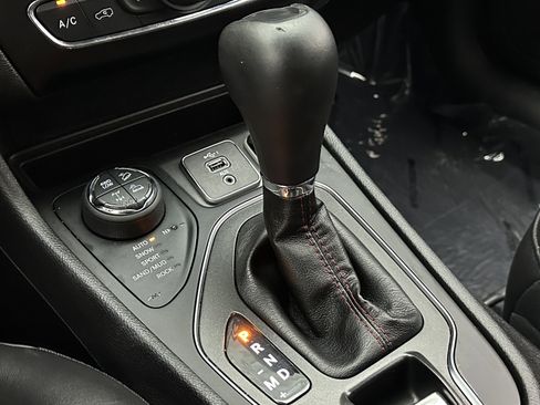 Used 2019 Jeep Cherokee Trailhawk image 14