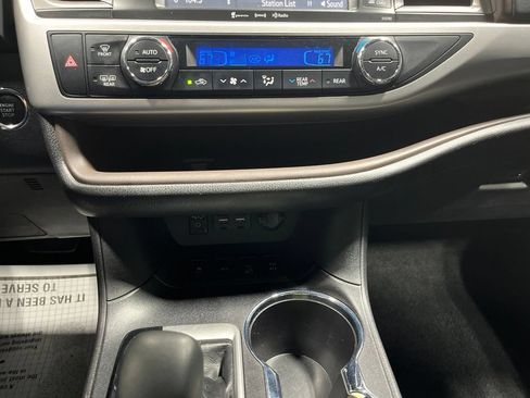 Used 2019 Toyota Highlander XLE AWD/4WD image 28