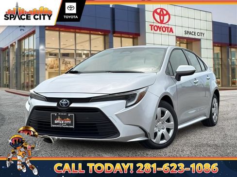 Certified 2025 Toyota Corolla LE FWD image 1