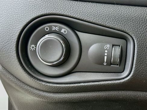 Used 2023 Jeep Renegade Latitude AWD/4WD image 26