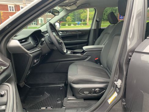 Used 2022 Jeep Grand Cherokee Laredo w/ Luxury Tech Group I image 10