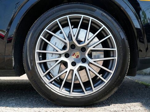 Used 2022 Porsche Cayenne Turbo image 12