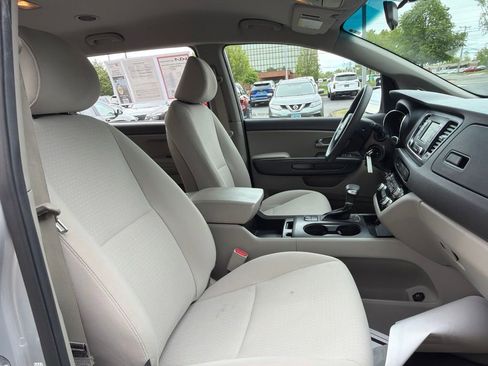 Used 2018 Kia Sedona L FWD image 11