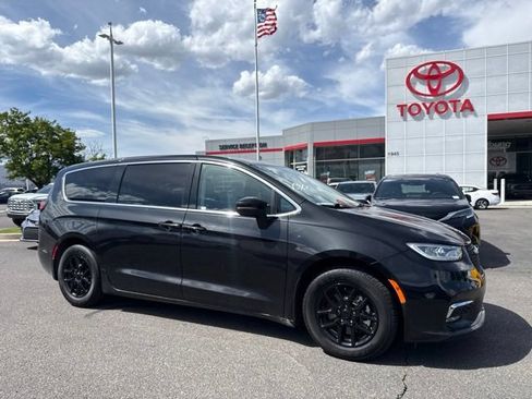 Used 2023 Chrysler Pacifica Touring-L FWD image 1