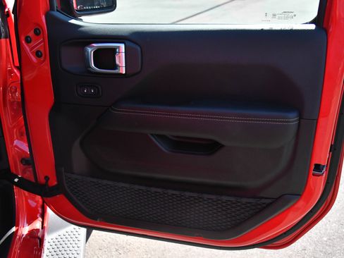 Used 2025 Jeep Wrangler Sahara image 45