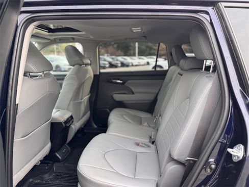 Used 2020 Toyota Highlander XLE image 12