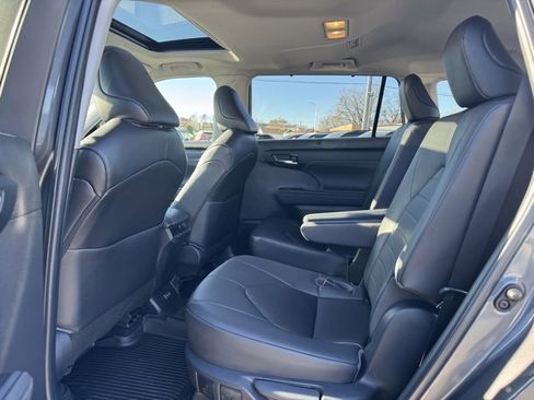 Used 2023 Toyota Highlander XLE image 31