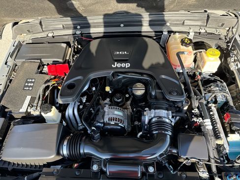 Used 2021 Jeep Gladiator Sport image 17