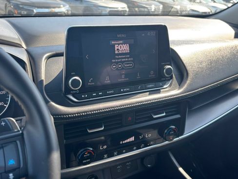 Used 2025 Nissan Rogue SV FWD image 17