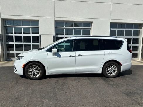 Used 2021 Chrysler Pacifica Touring-L FWD image 3
