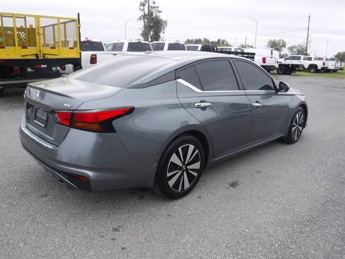 Used 2021 Nissan Altima 2.5 SV w/ SV Premium Package image 2