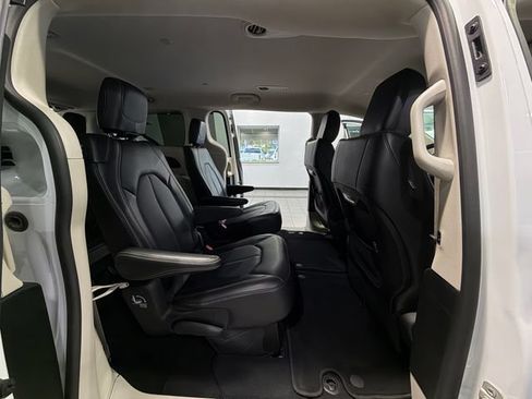 Used 2024 Chrysler Pacifica Touring-L FWD image 13