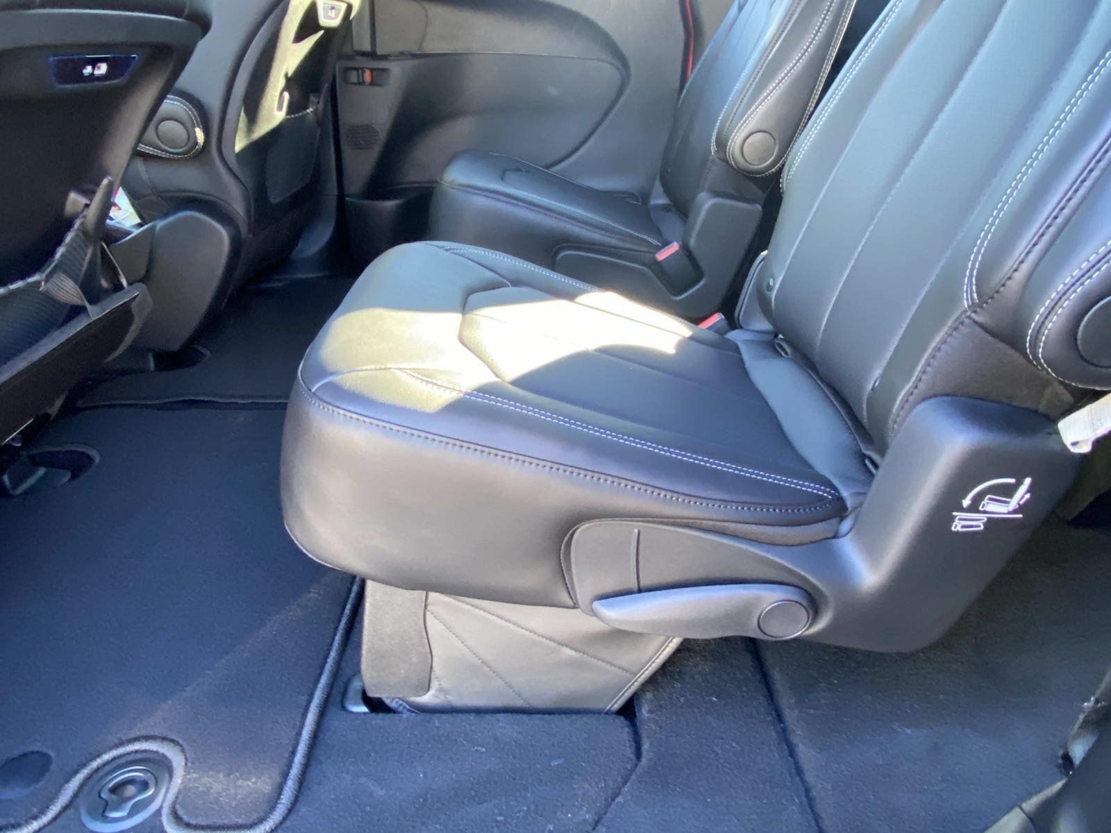 New 2026 Chrysler Pacifica Select FWD image 7