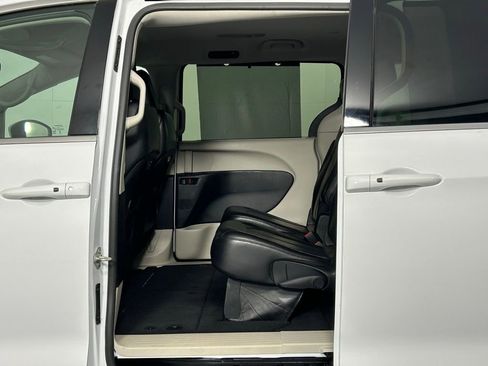 Used 2023 Chrysler Pacifica Touring-L image 16