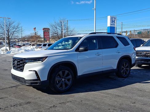 Certified 2023 Honda Pilot Sport image 3