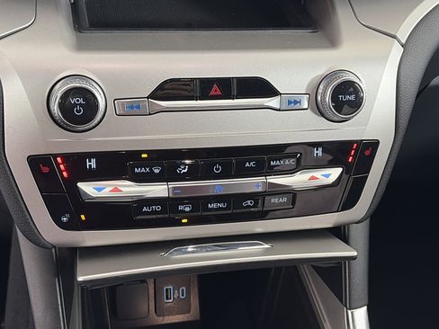 Used 2021 Ford Explorer XLT w/ Equipment Group 202A image 23