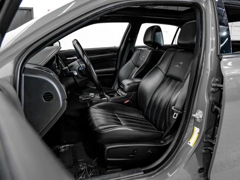 Used 2018 Chrysler 300 S w/ 300S Premium Group RWD image 45