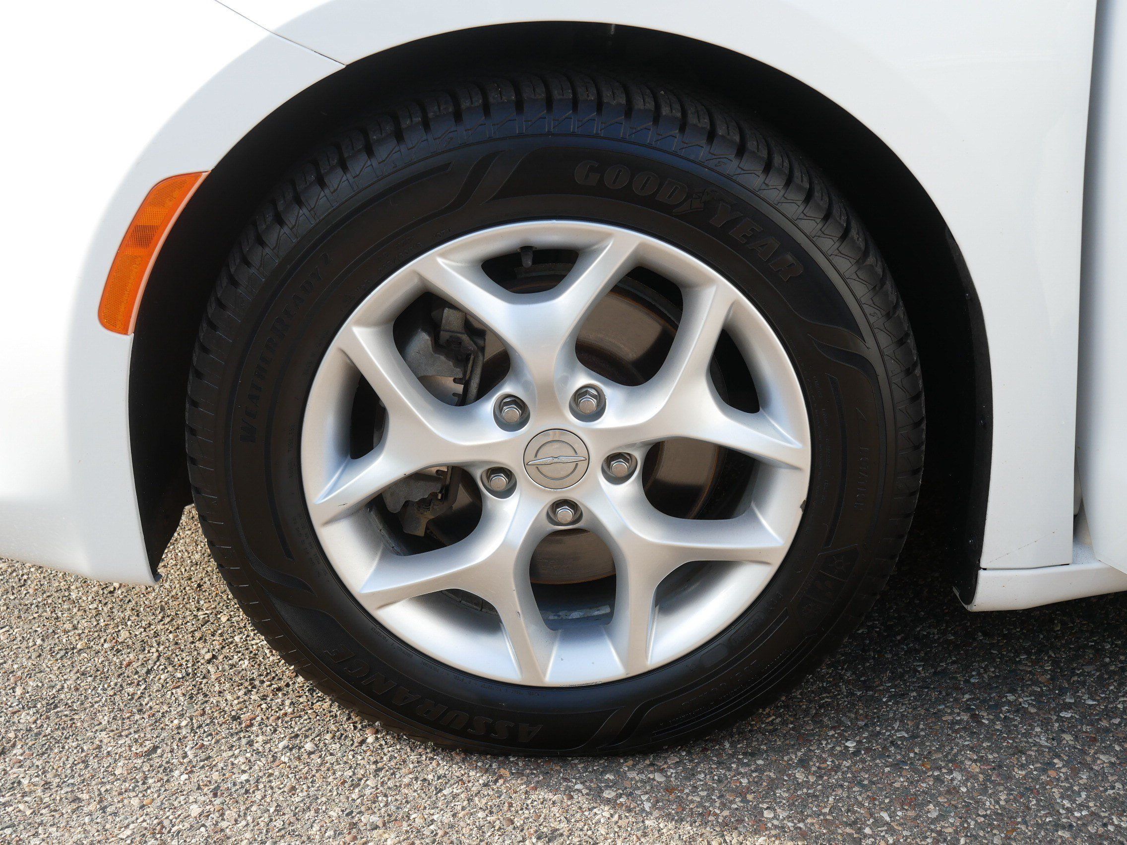 Used 2017 Chrysler Pacifica Touring-L w/ Tire & Wheel Group FWD image 15