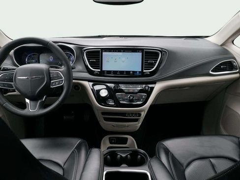 Used 2023 Chrysler Pacifica Touring-L FWD image 25