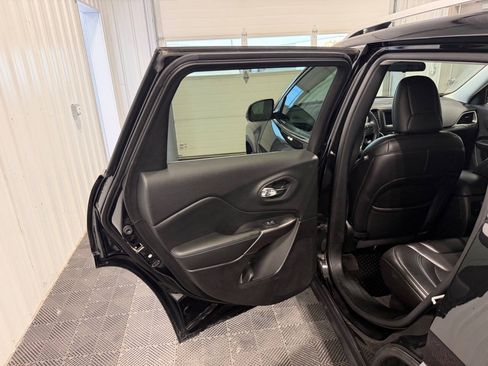 Used 2019 Jeep Cherokee Latitude Plus w/ Cold Weather Group AWD/4WD image 8