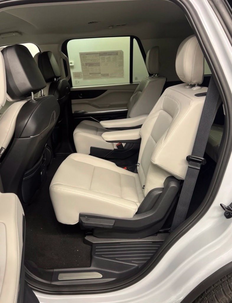 New 2026 Lincoln Navigator Premiere AWD/4WD image 25
