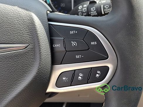 Used 2023 Chrysler Pacifica Touring-L FWD image 24