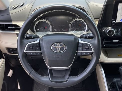 Used 2024 Toyota Highlander XLE FWD image 12