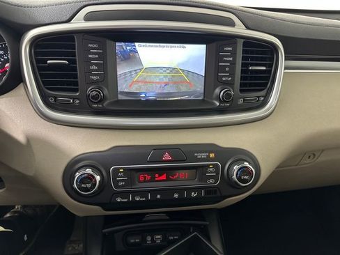 Used 2019 Kia Sorento LX image 22