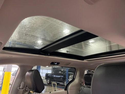 Used 2023 Chrysler Pacifica Limited w/ Uconnect Theater Family Group AWD/4WD image 9