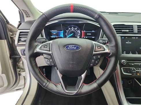 Used 2018 Ford Fusion SE w/ Fusion SE Technology Package image 12