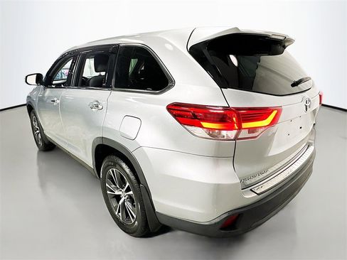 Used 2019 Toyota Highlander LE image 6