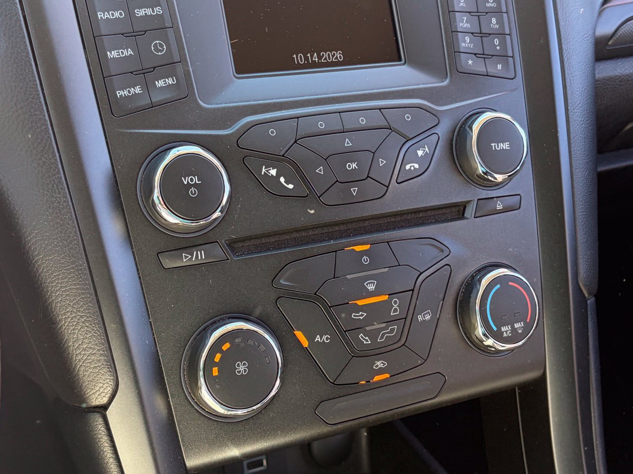 Used 2018 Ford Fusion SE w/ Equipment Group 201A FWD image 9