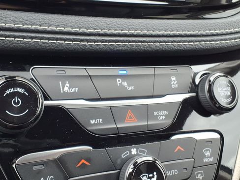 Used 2024 Chrysler Pacifica Limited FWD image 18