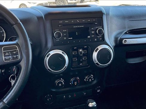 Used 2016 Jeep Wrangler Unlimited Rubicon w/ Connectivity Group image 7