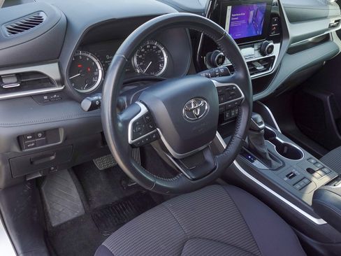 Used 2024 Toyota Highlander LE image 9