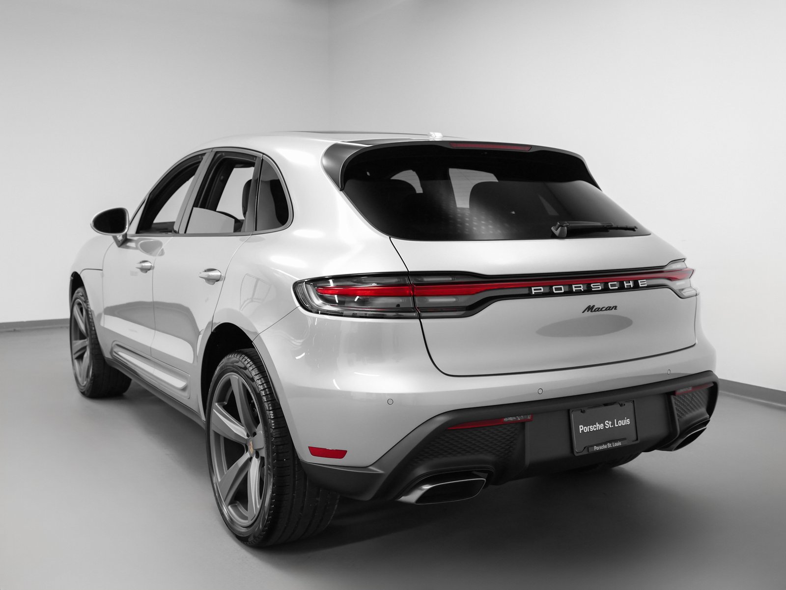 Certified 2025 Porsche Macan AWD/4WD image 3