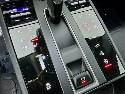 Used 2025 Porsche Macan image 23