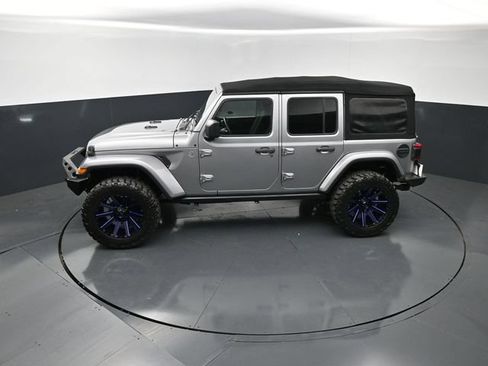 Used 2019 Jeep Wrangler Unlimited Sahara AWD/4WD image 17